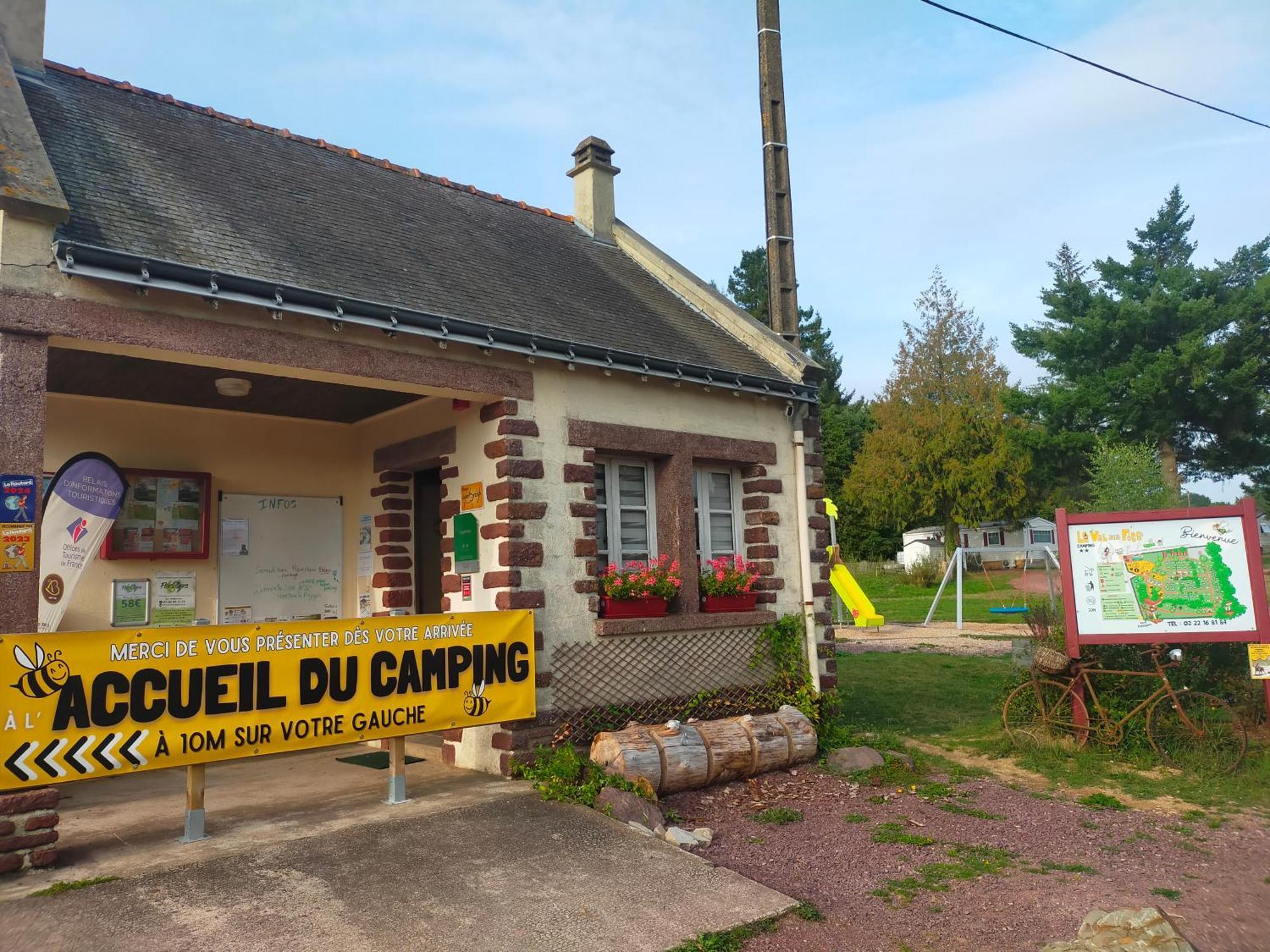 Camping Le Val Aux Fees - Broceliande Concoret 外观 照片