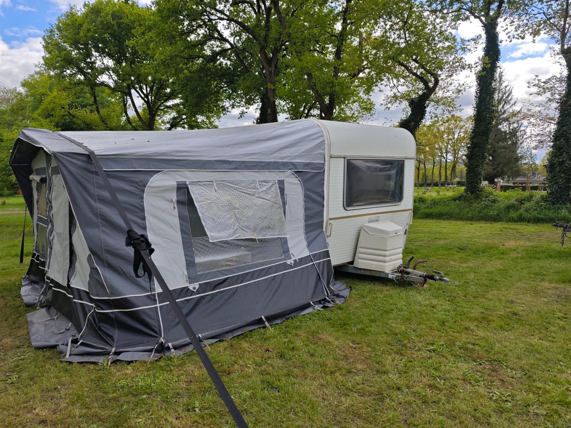 Camping Le Val Aux Fees - Broceliande Concoret 外观 照片